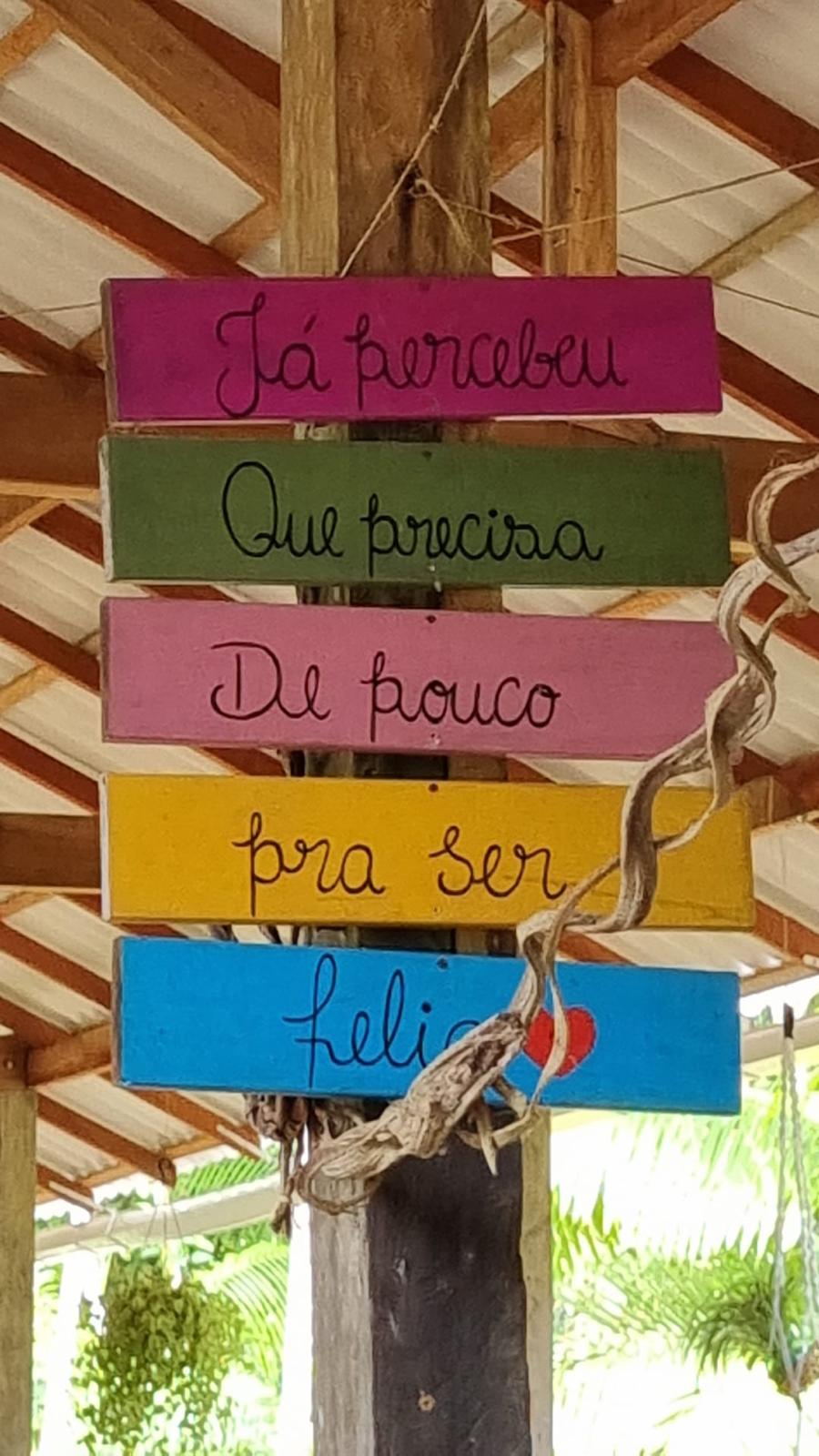 Placa colorida: Já percebeu que precisa de pouco pra ser feliz