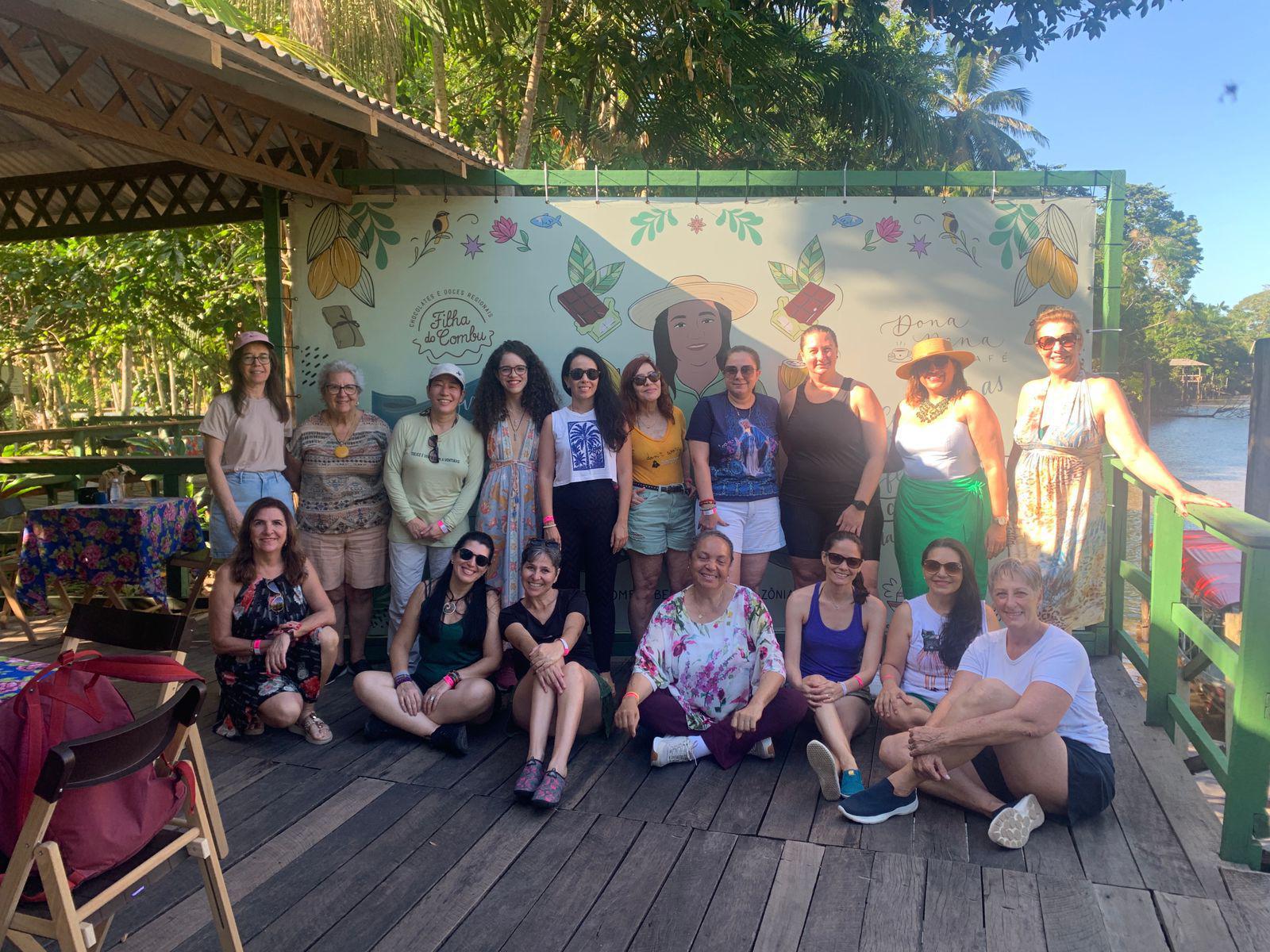 Grupo visitando Filha do Combu