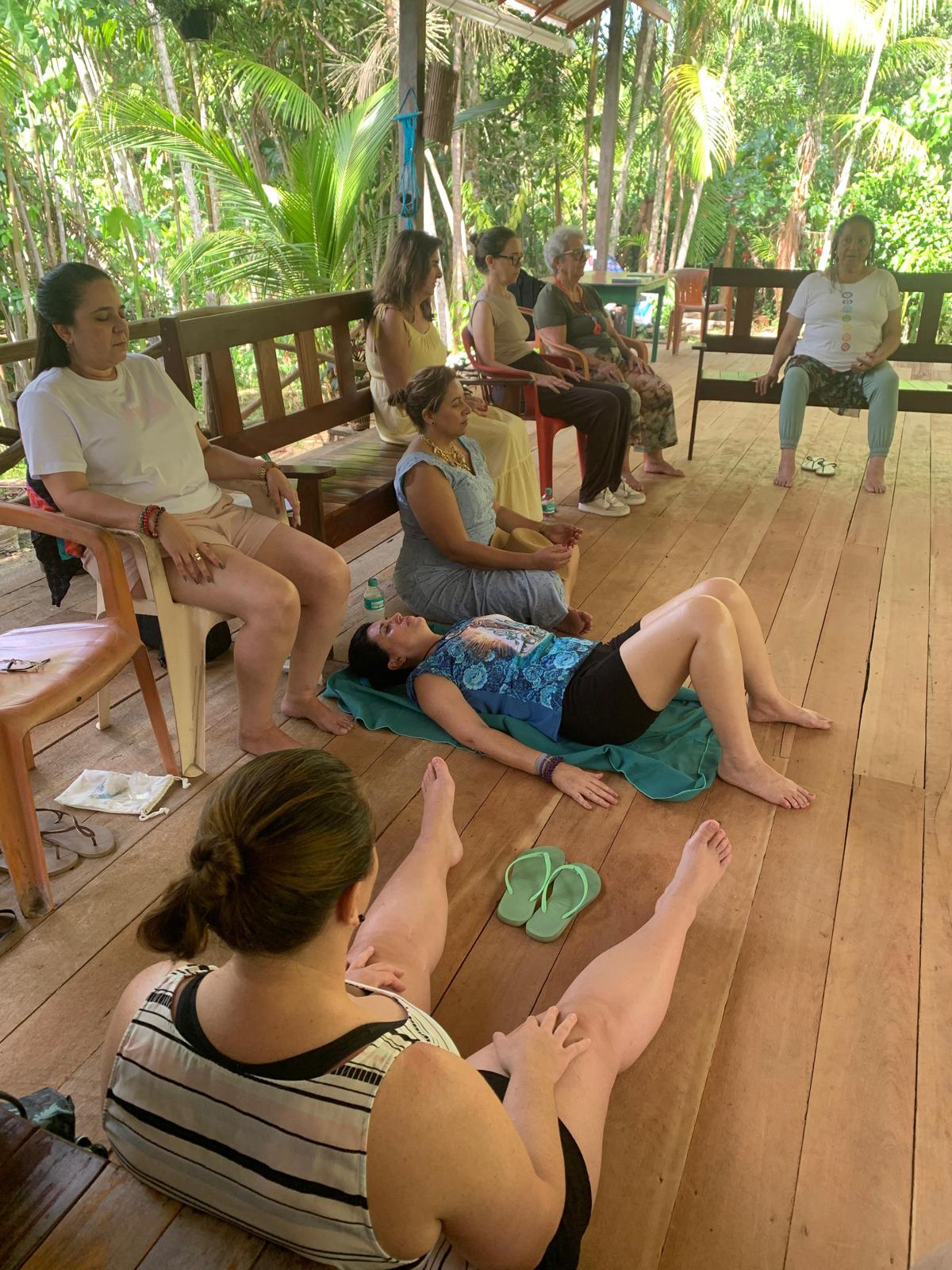 Dona Nena junto ao mural da Filha do Combu