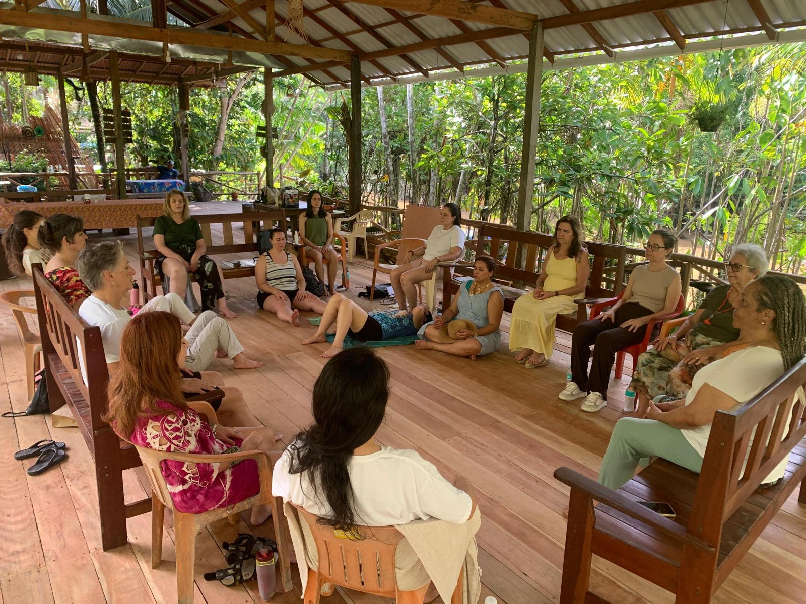 Círculo de partilha na floresta