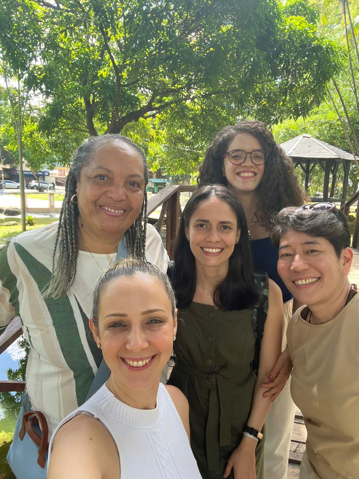 Selfie do grupo no jardim tropical