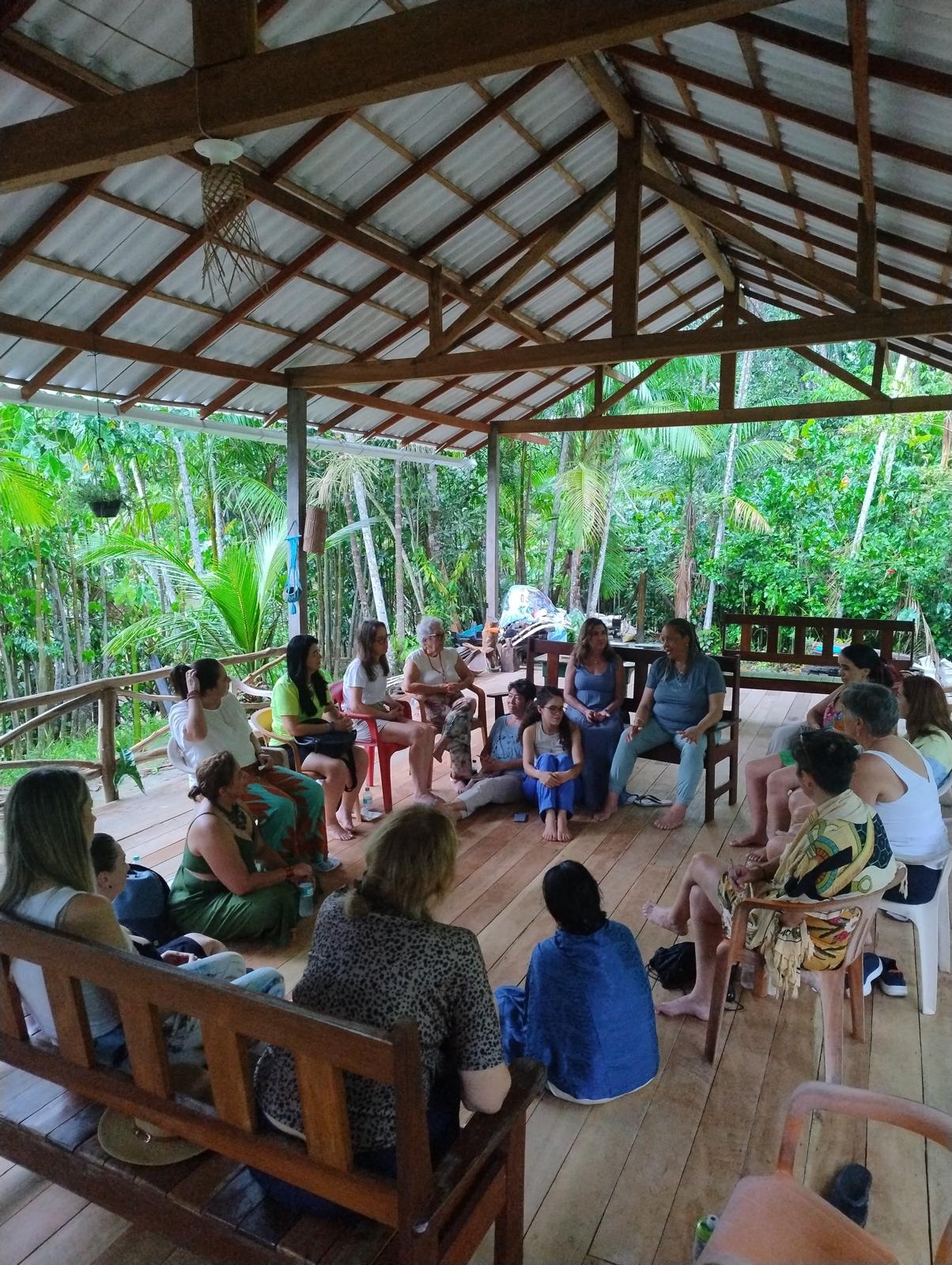Roda de partilha com música no pavilhão da floresta