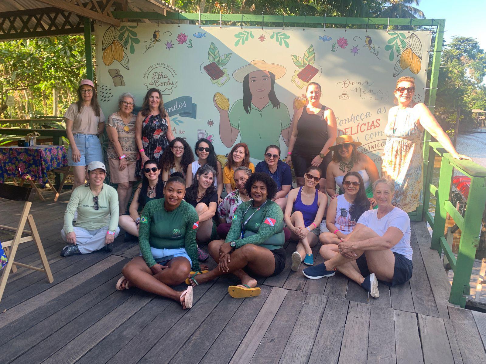 Grupo junto ao mural da Fábrica de Chocolate Dona Nena