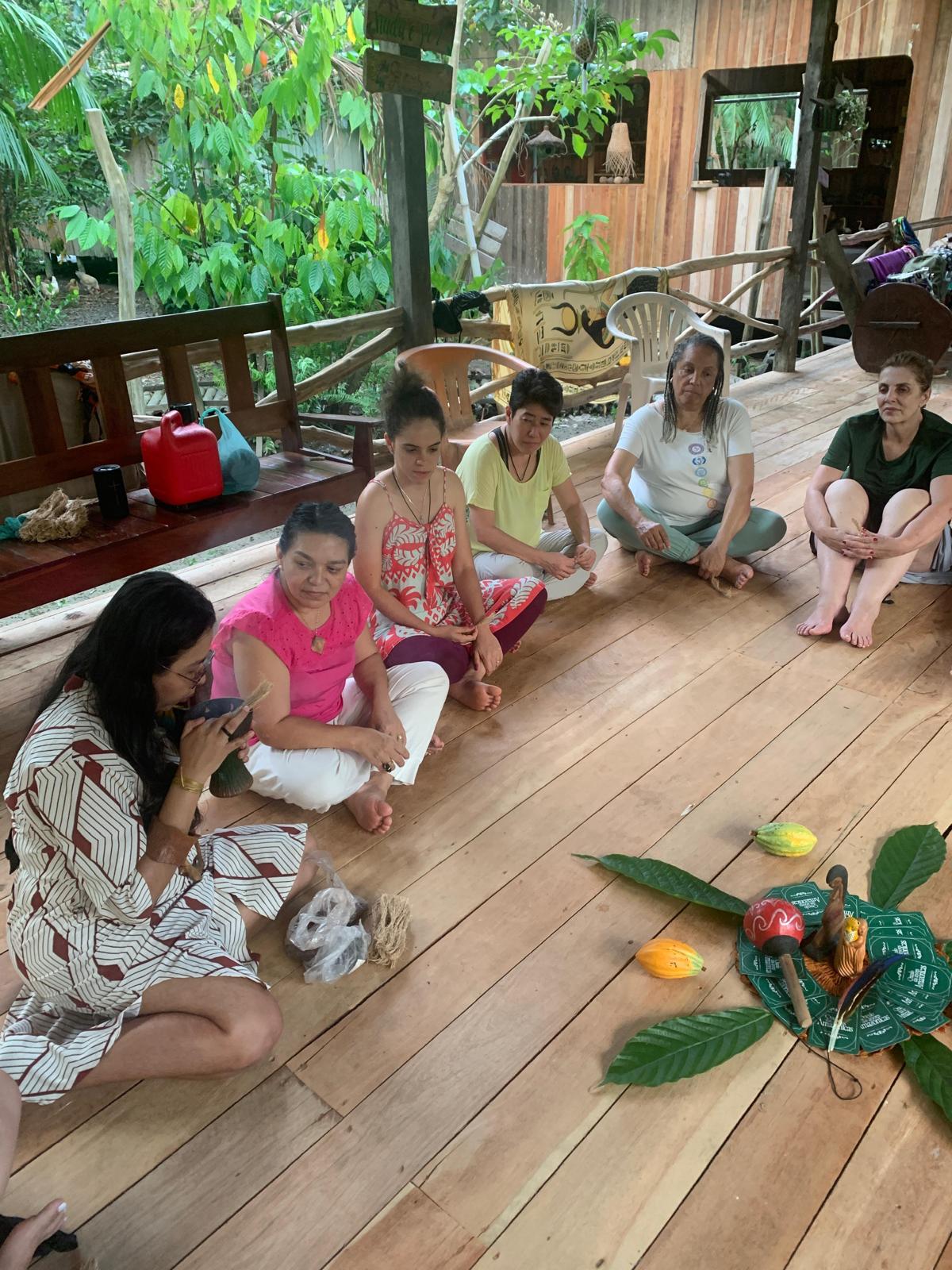 Meditação em círculo com frutas e folhas sagradas